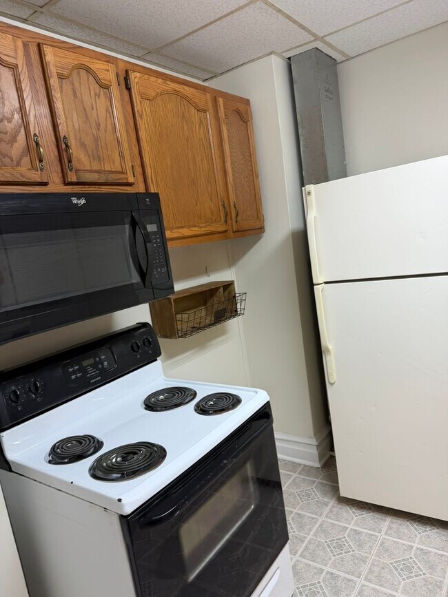 Building Photo - 3 bedroom (space bedrooms), 1 bath, 2 story single family