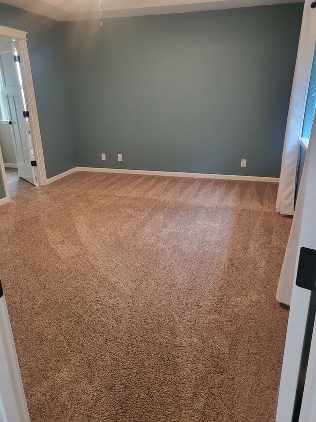 Building Photo - 3 bed 2 bath Home for Rent in Grants Pass