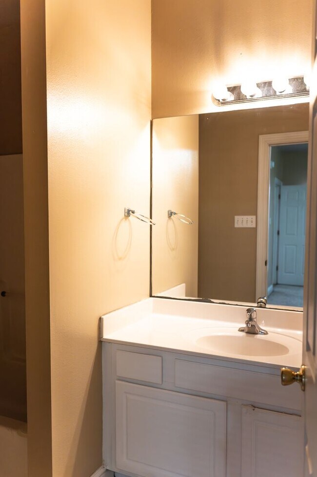 Building Photo - 2 bedroom 2 bath Penny Lane