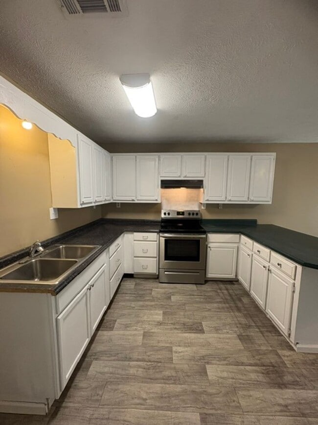 Building Photo - Renovated 3 Bedroom 2 Bath Home for Rent!!