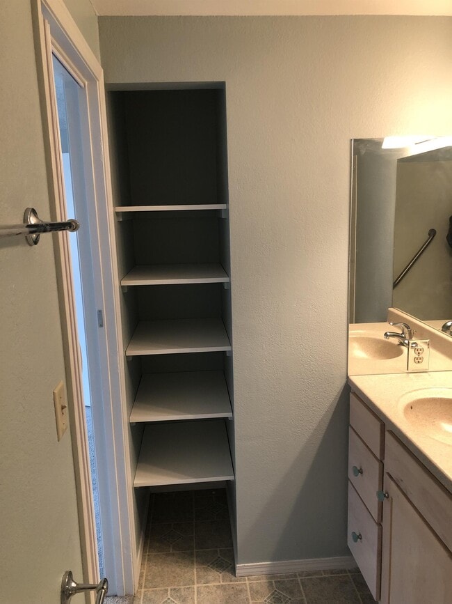 Building Photo - 2247 Villa Rosa Dr