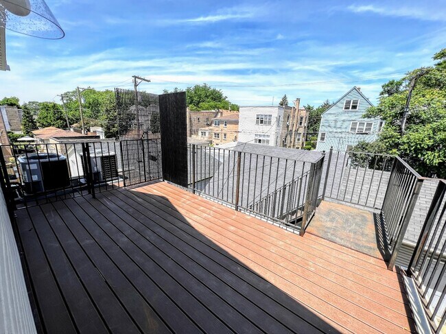 Building Photo - 5328 W Leland Ave