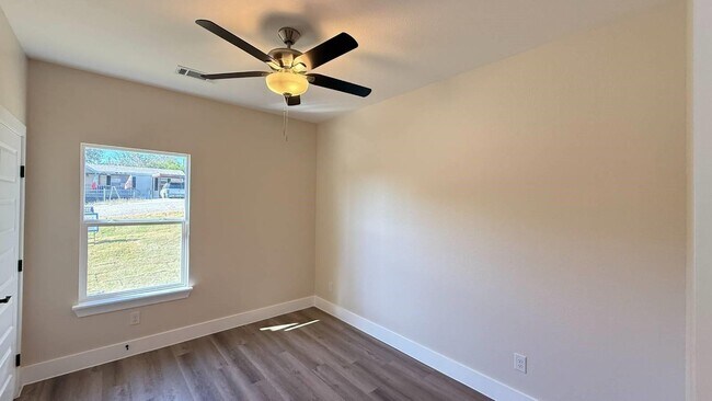 Building Photo - 2615 Creekview Dr