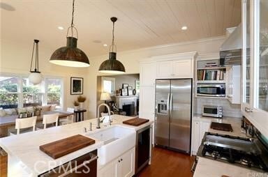 Building Photo - 555 Bluebird Canyon Dr