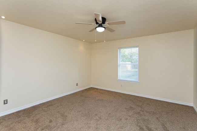 Building Photo - Spacious 2 Bedroom Home!