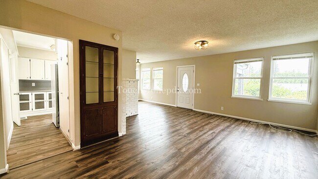 Building Photo - Lovely 3BD|1BA Home in Oregon City w/Basem...