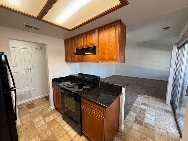 Building Photo - Parkview Condo close to shopping & Freeway!