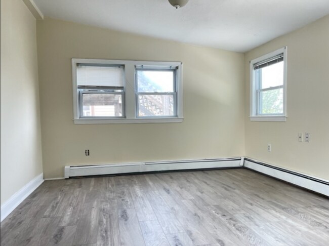 Building Photo - 158 Bridge St