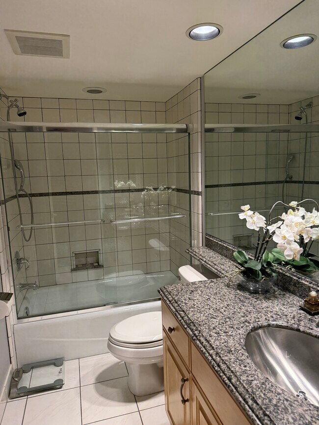 Ground floor bath - 23446 Blythe St