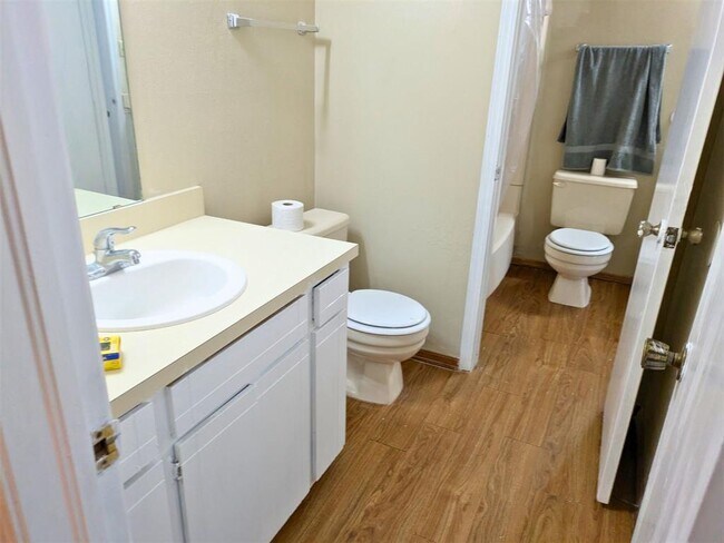 Building Photo - 910 NW Dearborn Ave