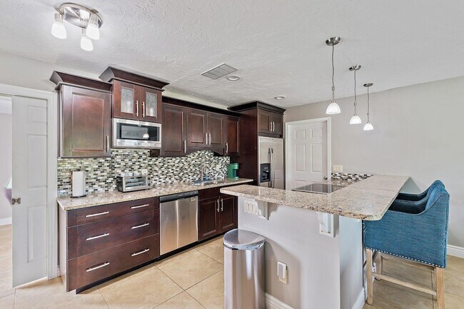 Building Photo - 5854 SE Orange Blossom Trail