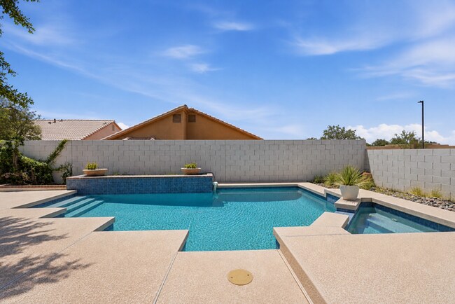 Building Photo - 4 Bed 2 Bath House with a pool!