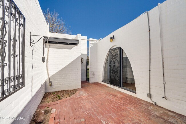 Building Photo - 667 W Las Lomitas Rd