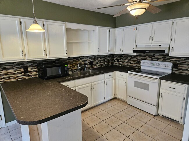 Building Photo - 215 Tyler Ave