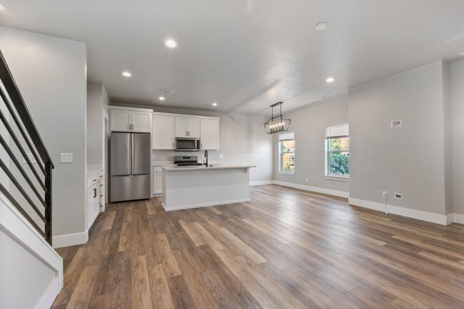 Building Photo - Awesome end unit 3 Bed 2.5 Bath townhome i...