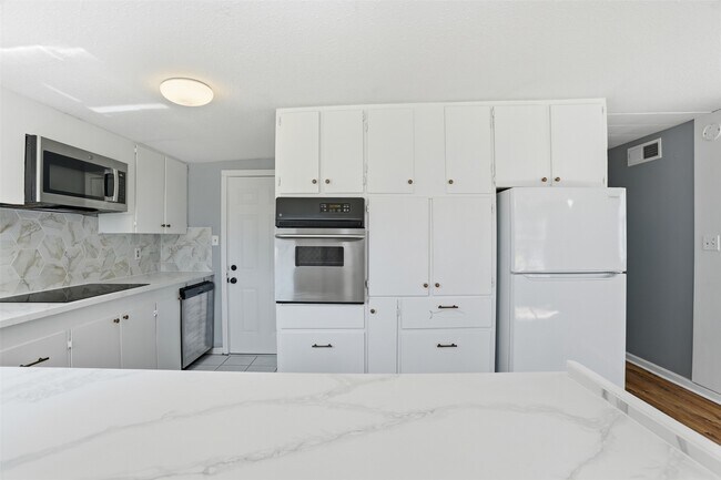 Building Photo - 7819 Bayside Dr