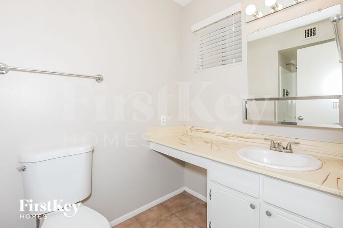 Building Photo - 2620 S Holbrook Ln