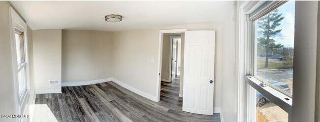 Building Photo - 7 Front St