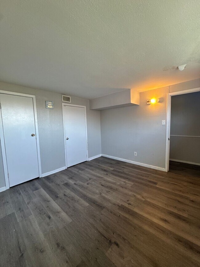Building Photo - Updated 2-Bed, 2-Bath Duplex
