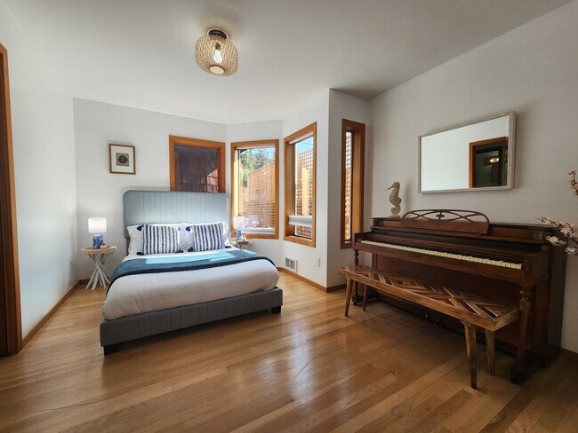 Building Photo - 19118 Soundview Dr NW