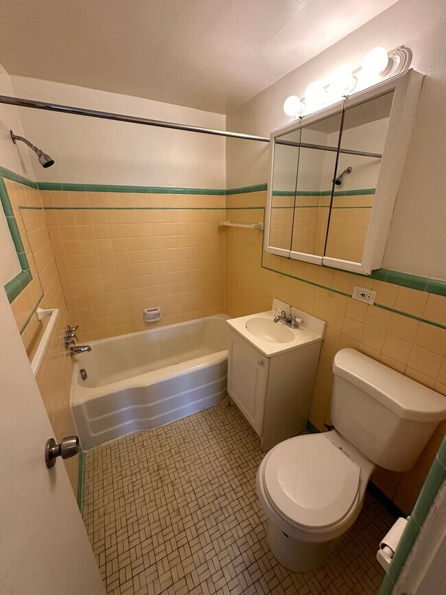 Building Photo - LOCATION!! LOCATION!! Beautiful 1 bedroom, 1 full bath condo in Capitol Hill neighborhood