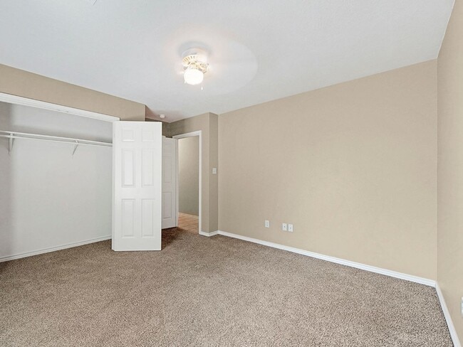 Building Photo - 1421 Western Oaks Ct