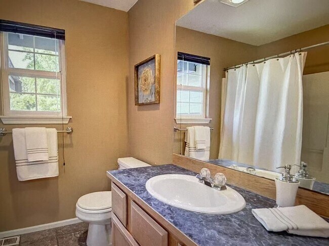 Building Photo - Beautiful 4-bed, 3-bath + 1 office house i...