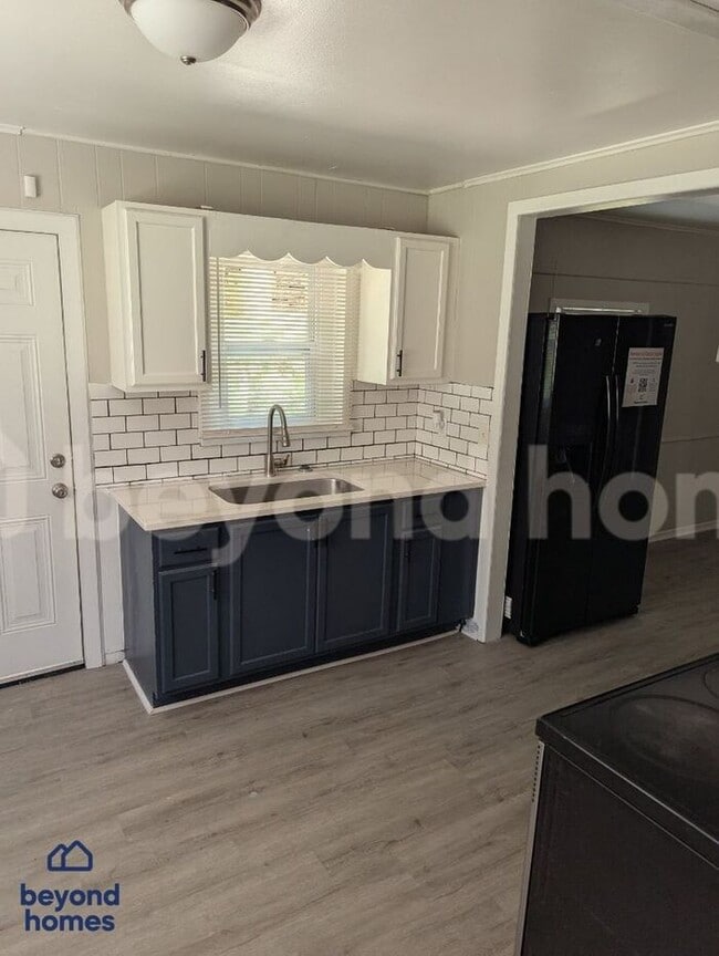 Building Photo - Spacious 3-bedroom, 1.5-bath home availabl...
