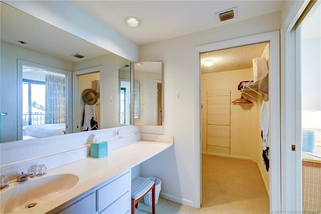 Building Photo - 221 NE Plantation Rd