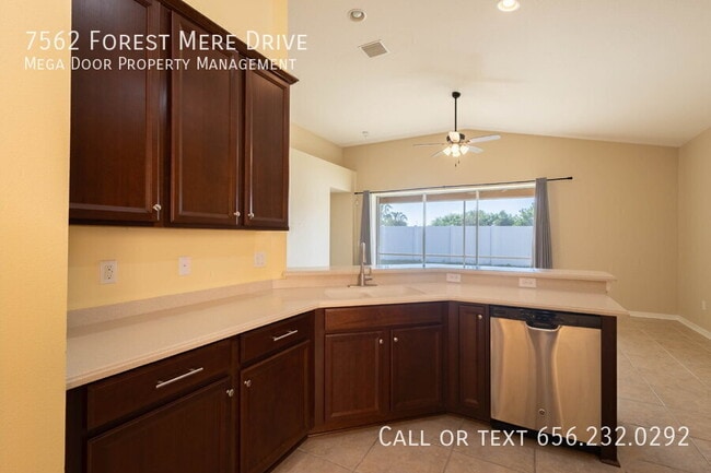 Building Photo - 7562 Forest Mere Dr