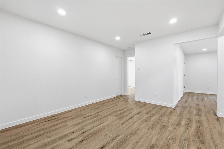 Building Photo - 4816 Amesbury Dr