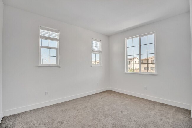 Building Photo - 3434 Sassafras Way