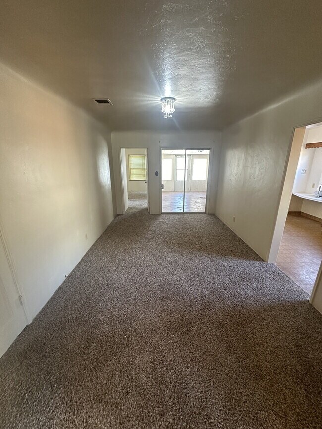 Building Photo - Charming 3 Bedroom, 2 Bath Home with Sunroom!