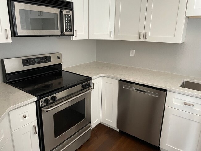 Building Photo - LOCATION!! Denver's Desirable Cherry Creek...