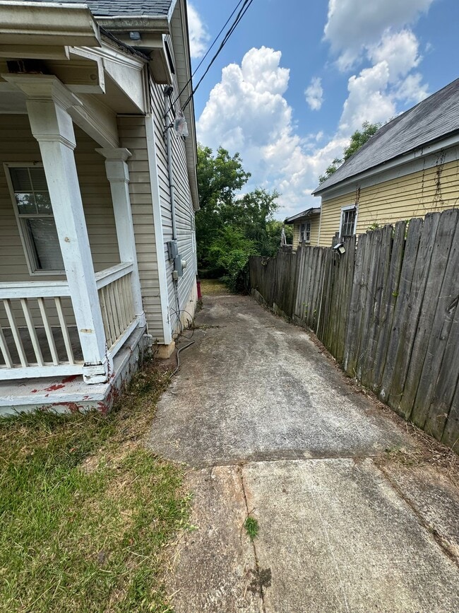 Building Photo - 634 Woolfolk St