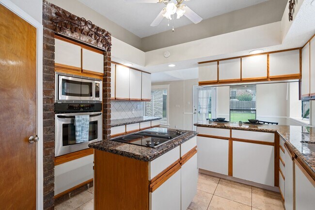 Building Photo - 815 Millpond Dr
