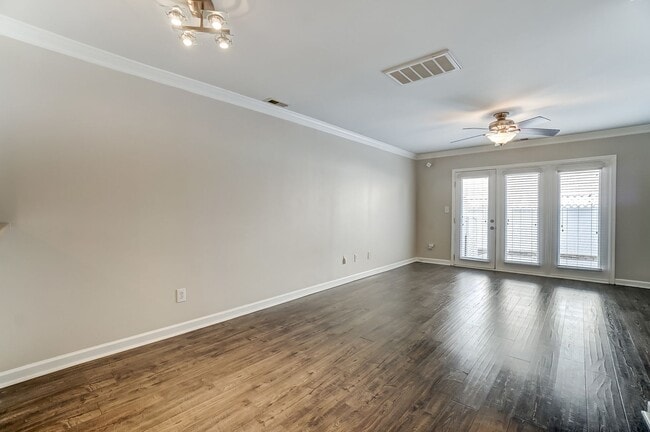 Building Photo - Charming Townhome in Sought-After Williams...