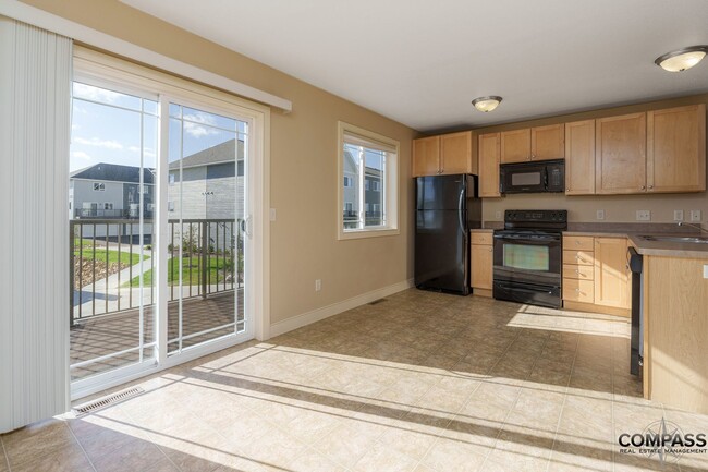 Building Photo - SPACIOUS TOWNHOME CONVENIENTLY LOCATED WIT...