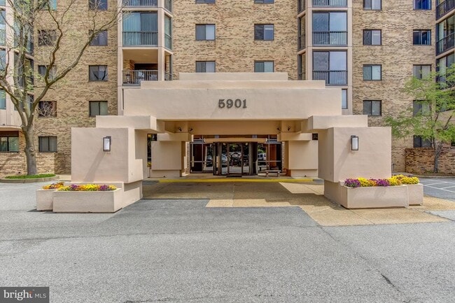 Building Photo - 5901 Mt Eagle Dr