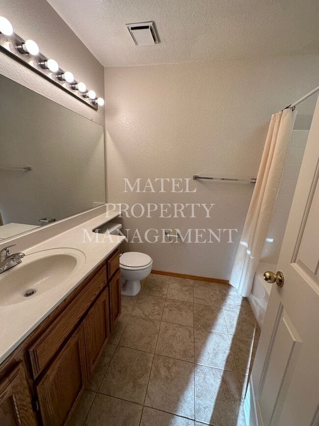 Building Photo - Move in Special see Ad