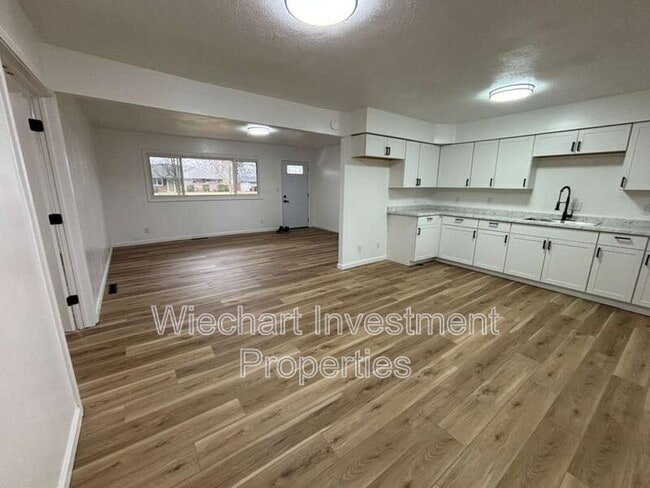 Building Photo - 713 Wildwood Ave