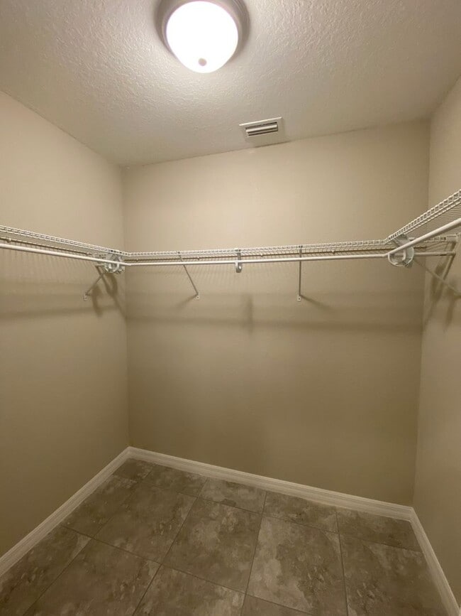 Building Photo - Custom Home - Desirable SW Ocala neighborhood 3/2/2 ** Wont Last**