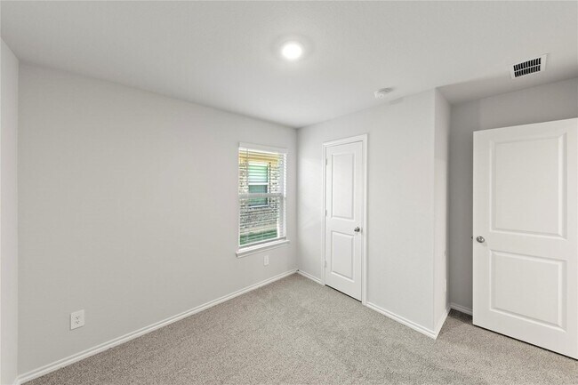 Building Photo - 317 Bent Oak Dr