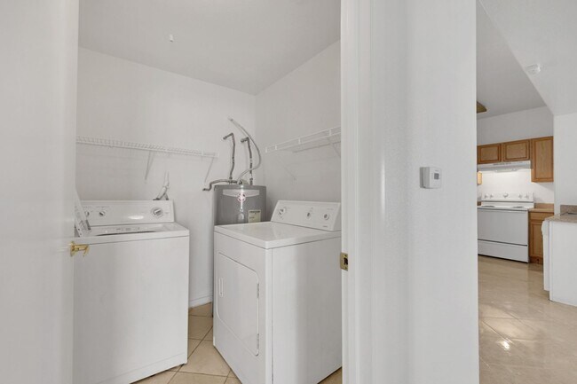 Building Photo - 2 bedroom Townhouse