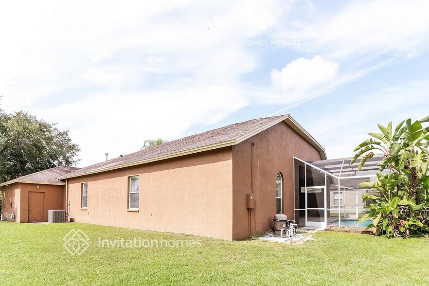 Building Photo - 10130 Queens Park Dr