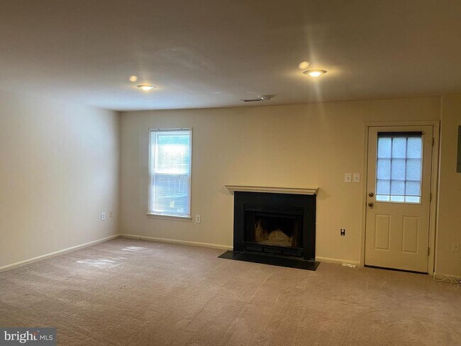 Building Photo - 5623 Gresham Ln