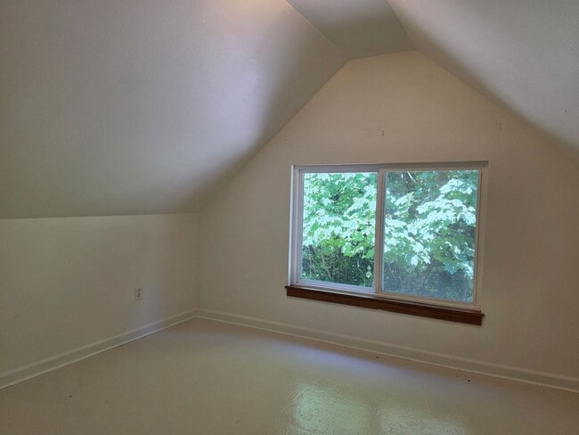 Building Photo - Loft Style Cottage in Indianola
