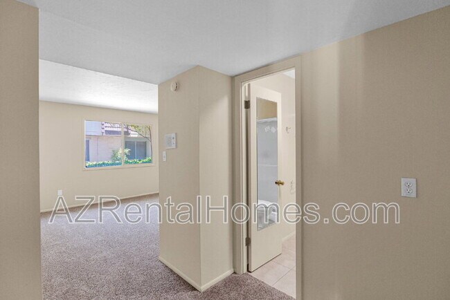 Building Photo - 1622 E Coronado Dr