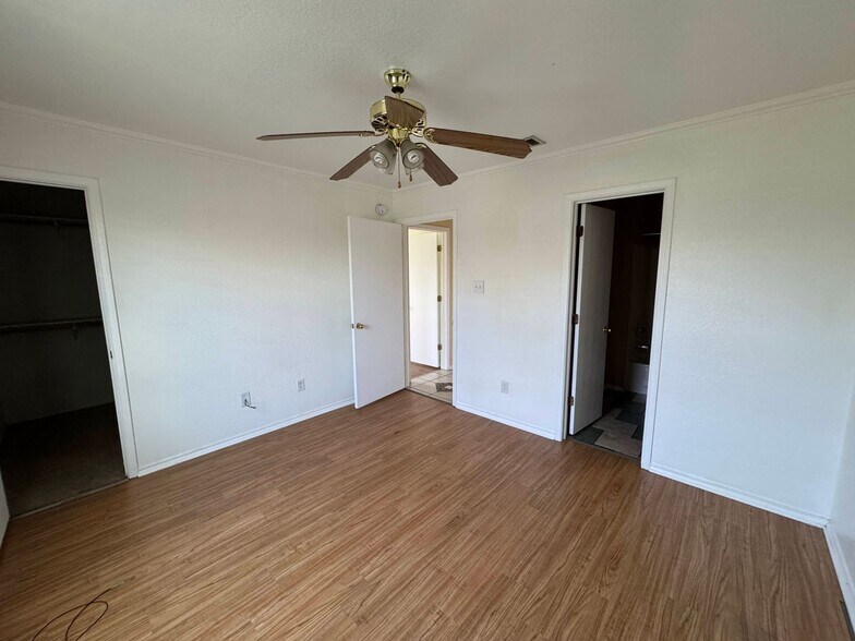 Building Photo - 2801 Alma Dr
