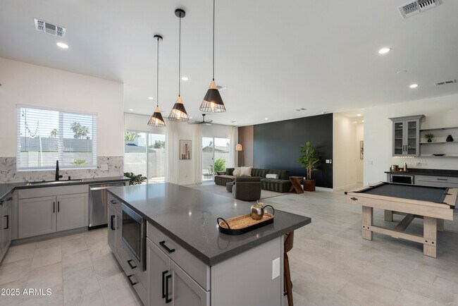 Building Photo - 5049 E Shaw Butte Dr